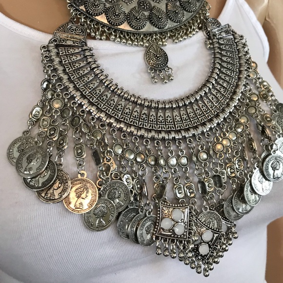 Queen Of All Things Statement Necklace - Picture 4 of 6